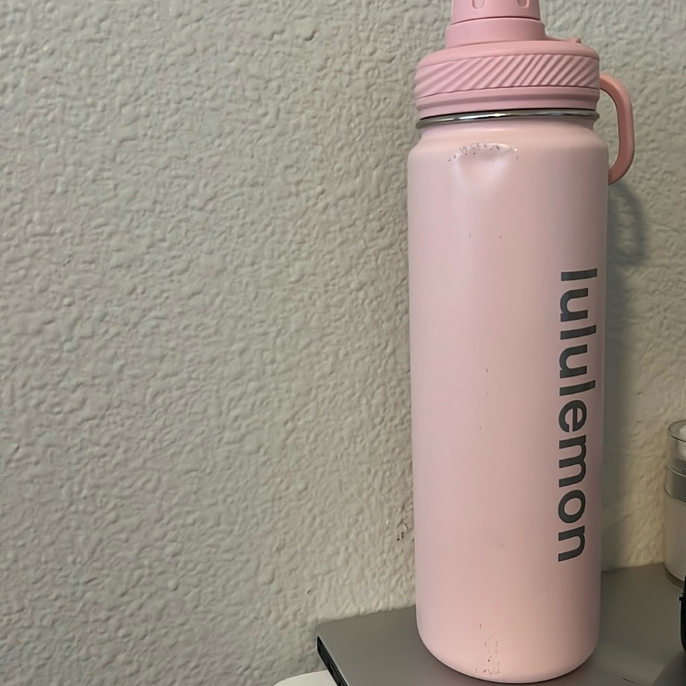Lululemonon waterbottle